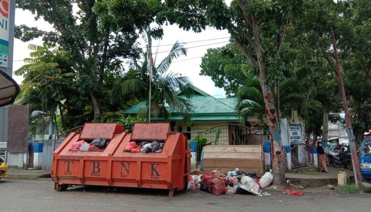 Warga keluhkan Tumpukan Sampah di Depan Kantor Kelurahan Gogagoman
