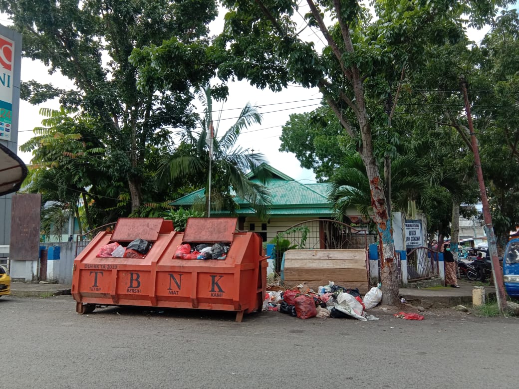 Warga keluhkan Tumpukan Sampah di Depan Kantor Kelurahan Gogagoman