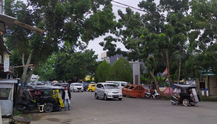 Warga Keluhkan Parkir Liar di Depan Bank BNI dan Adira Kotamobagu