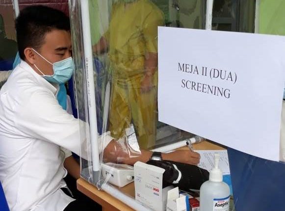 Puluhan Nakes PKM Kotobangon Jalani Vaksinasi