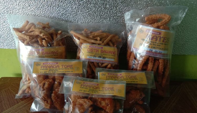 Lesmi Sekolahkan Kedua Anaknya Hingga Sarjana Bermodal Usaha Cemilan