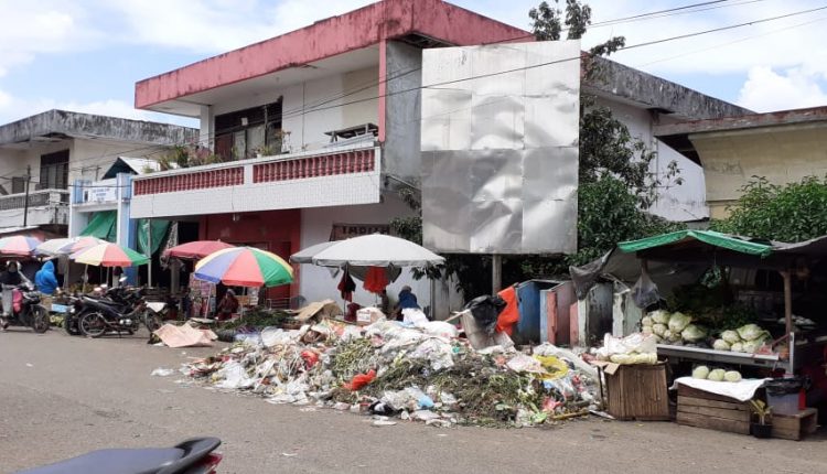 Pedagang Keluhkan Tumpukan Sampah di Pasar 23 Maret