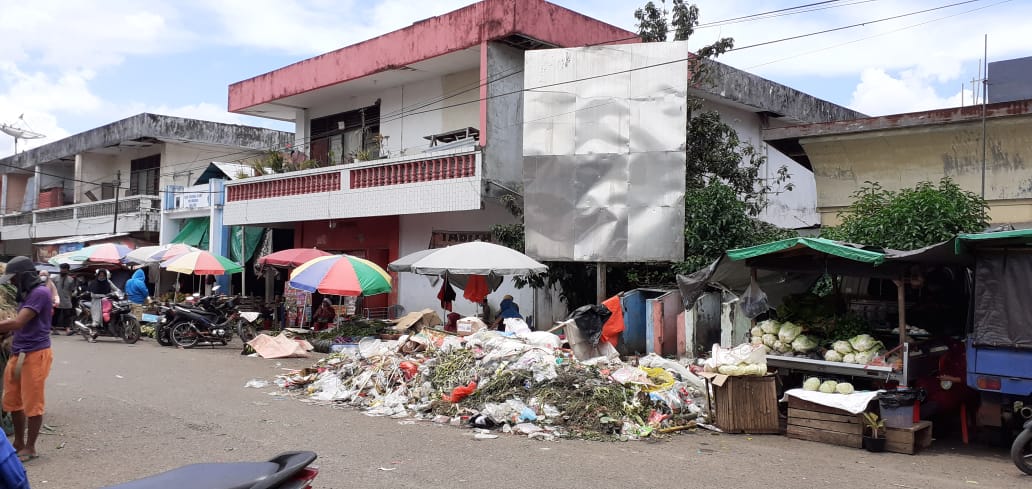 Pedagang Keluhkan Tumpukan Sampah di Pasar 23 Maret