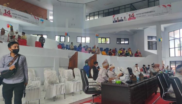 Para Tamu Undangan Rapat Paripurna HUT KK ke-14 Kenakan Pakaian Adat Bolmong