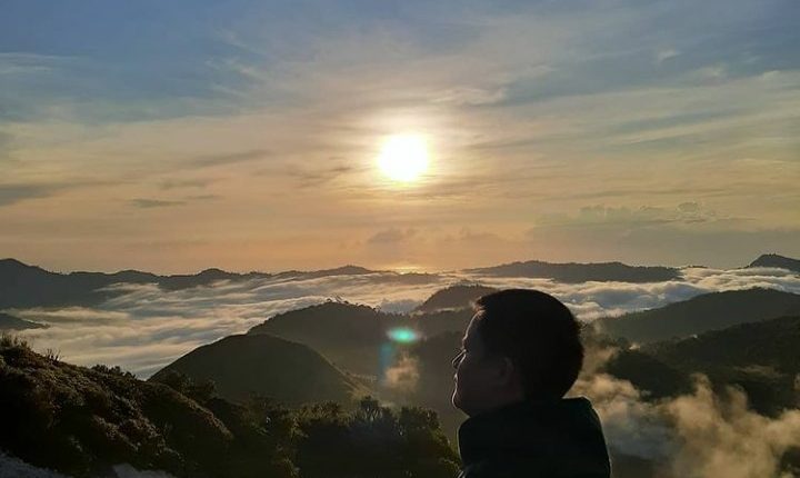 puncak gunung ambang di pagi hari