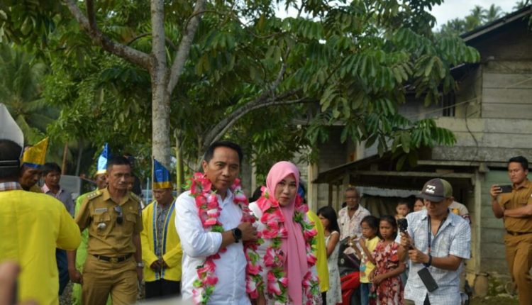 Bupati Sam Sachrul Mamonto didampingi oleh Istri tercintanya saat menghadiri Pesta Adat Talude