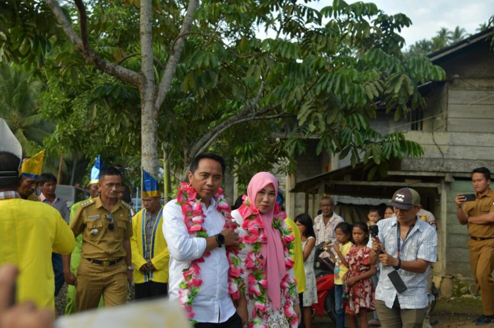 Bupati Sam Sachrul Mamonto didampingi oleh Istri tercintanya saat menghadiri Pesta Adat Talude